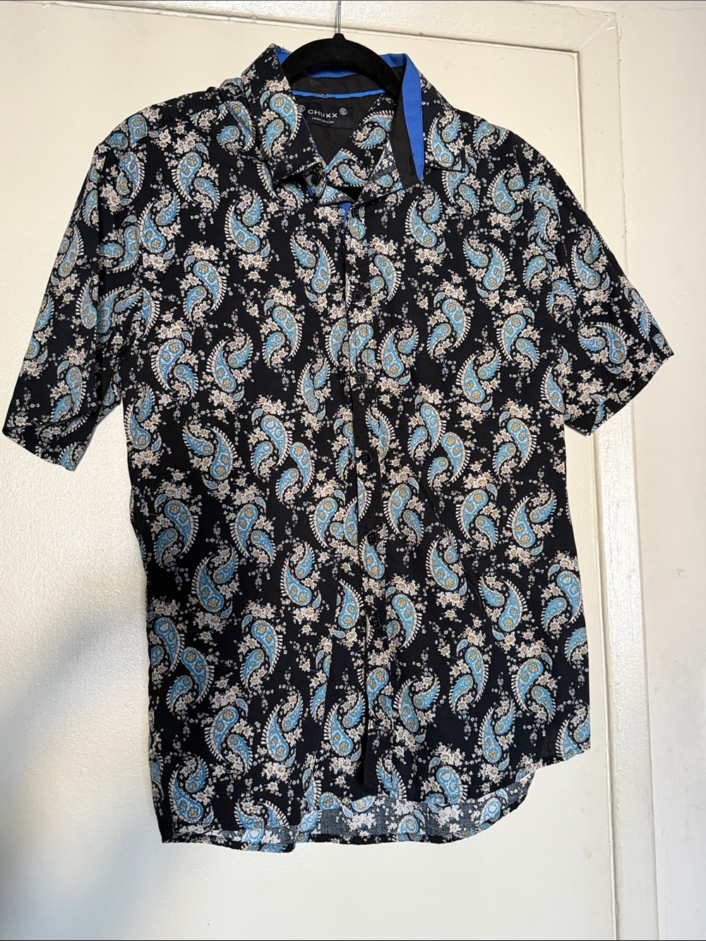 Chuxx Collection Men’s M Black Short-Sleeve Button-Up with Blue Paisley Print